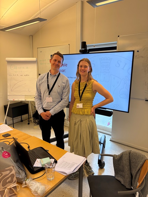 Cecilie Mariendal sammen med styregruppemedlem Lars Haukali Omland foran præsentationen af Cecilies speciale.